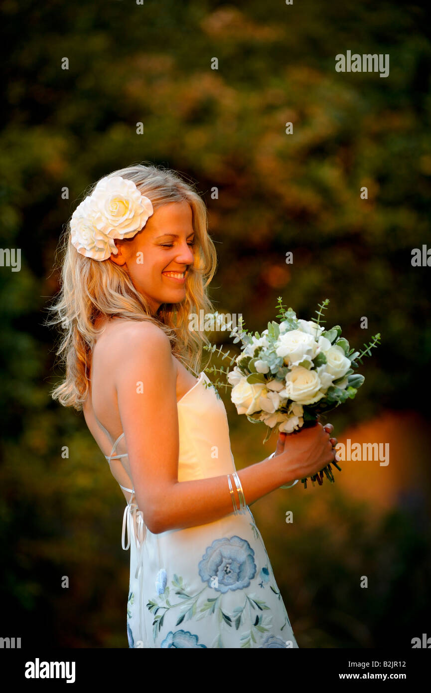 Una sposa sorridente nel suo matrimonio su misura vestito da Becky Drinan per un umanista servizio di nozze. Foto da Jim Holden. Foto Stock
