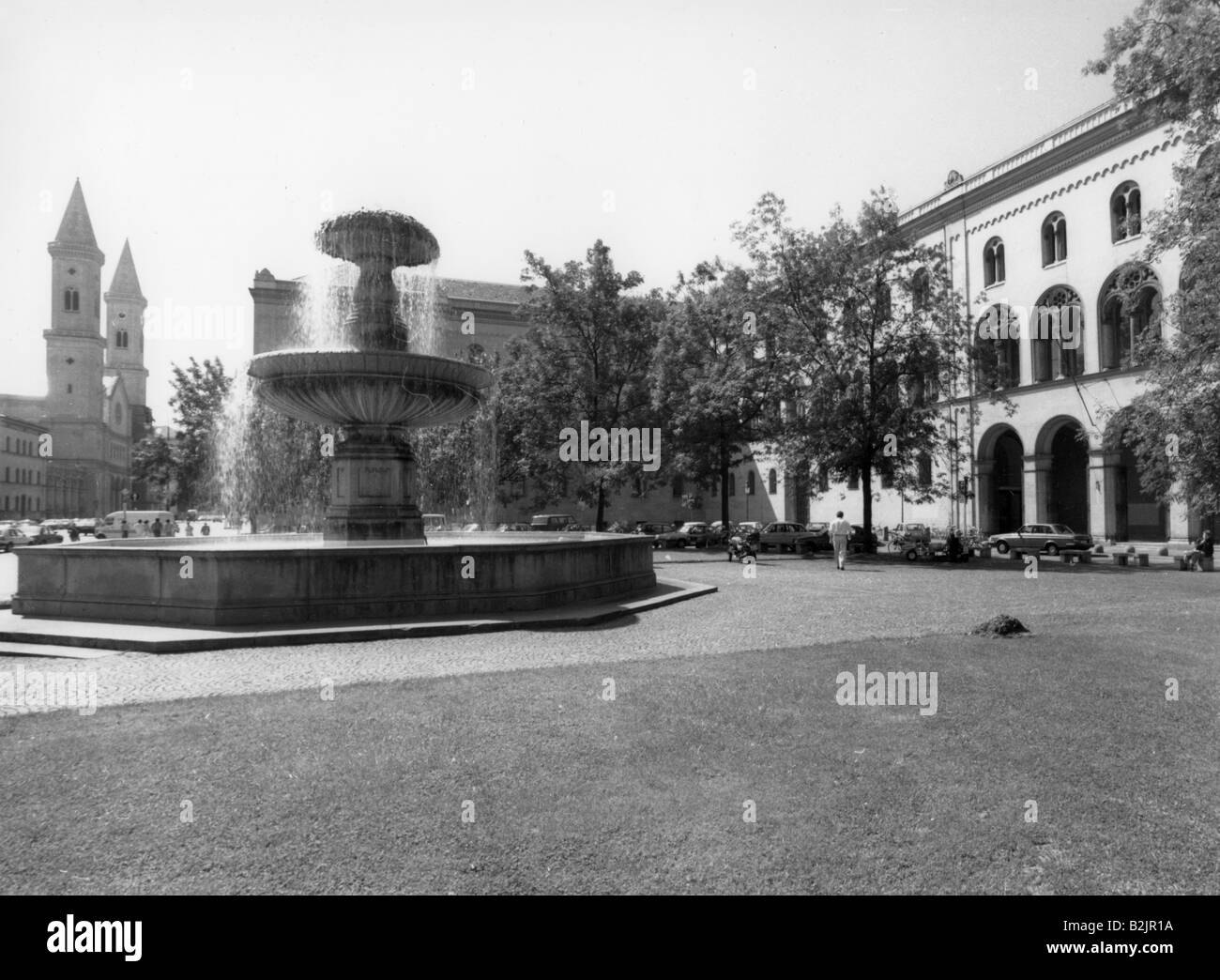 Geografia/viaggio, Germania, Monaco di Baviera, Geschwister-Scholl-Platz con fontana e Ludwig-Maximilians University, vista, 1990s, , Foto Stock