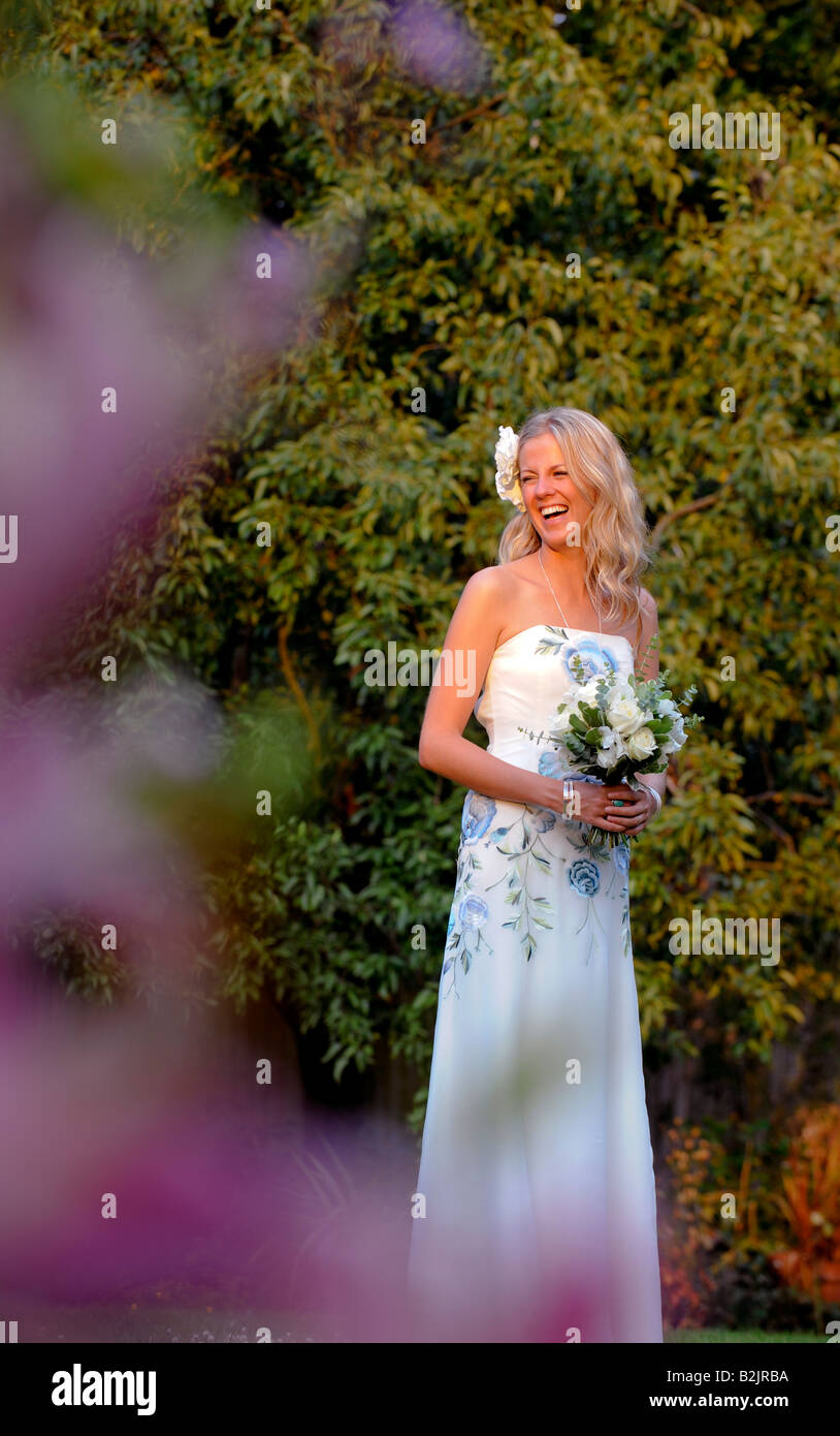 Una sposa sorridente nel suo matrimonio su misura vestito da Becky Drinan per un umanista servizio di nozze. Foto da Jim Holden. Foto Stock
