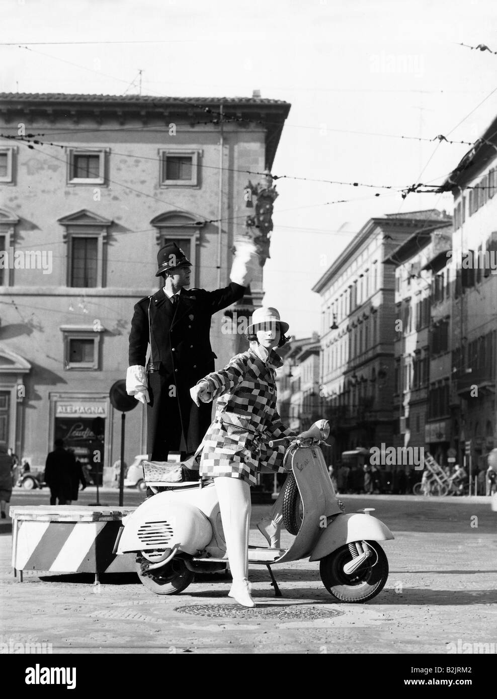 La moda degli anni sessanta, poliziotto e su un modello di Vespa, Firenze, fotografo: Rico Puhlmann, Additional-Rights-Clearance-Info-Not-Available Foto Stock