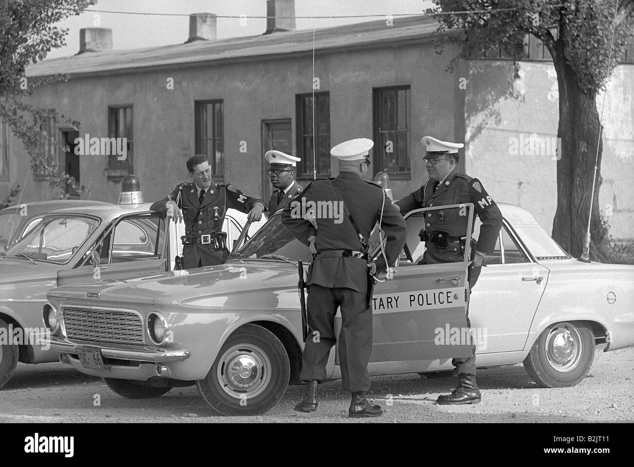 Geografia / viaggio, Germania, Baviera, Dachau, ex campo di concentramento, memoriale, poliziotto militare americano, visitatori, settembre 1963, Foto Stock