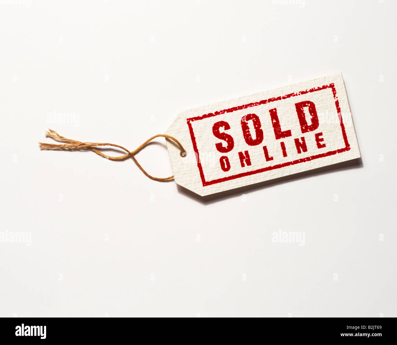 Materiale promozionale di vendita al dettaglio per la vendita biglietto tags dicendo venduti online su sfondo bianco con ombra Foto Stock