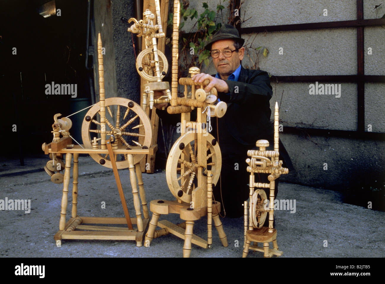Persone, cabinet maker, uomo con ruote piroettanti, Mondsee, Austria, 1990, Additional-Rights-Clearance-Info-Not-Available Foto Stock