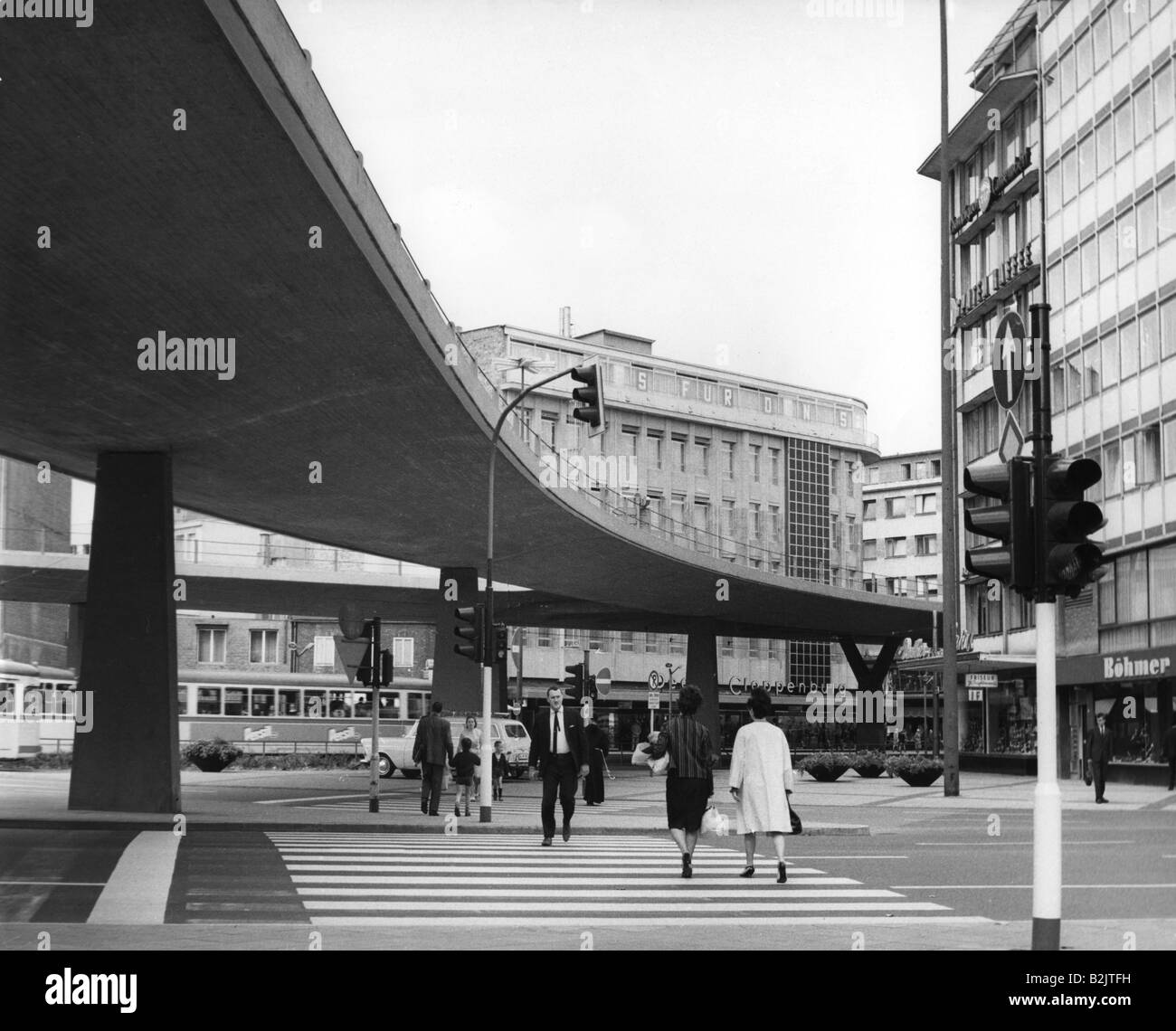 Geografia / viaggio, Germania, Duesseldorf, scene di strada, 'Tausendfuessler' a Schadowstrasse con attraversamento pedonale, 1960s, Foto Stock
