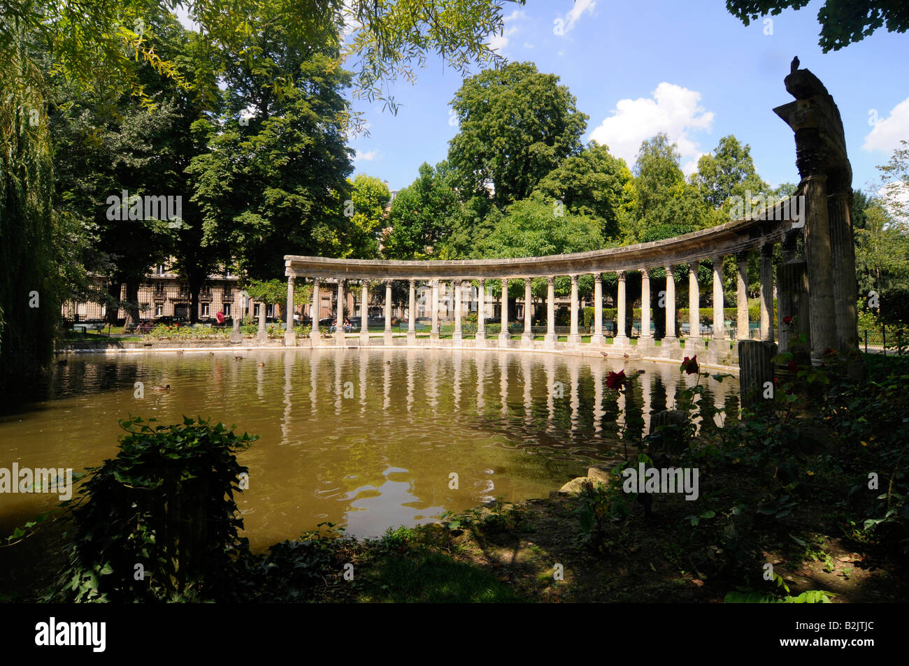 Una vista del colonnato interno del Parc Monceau a Parigi, Francia Foto Stock