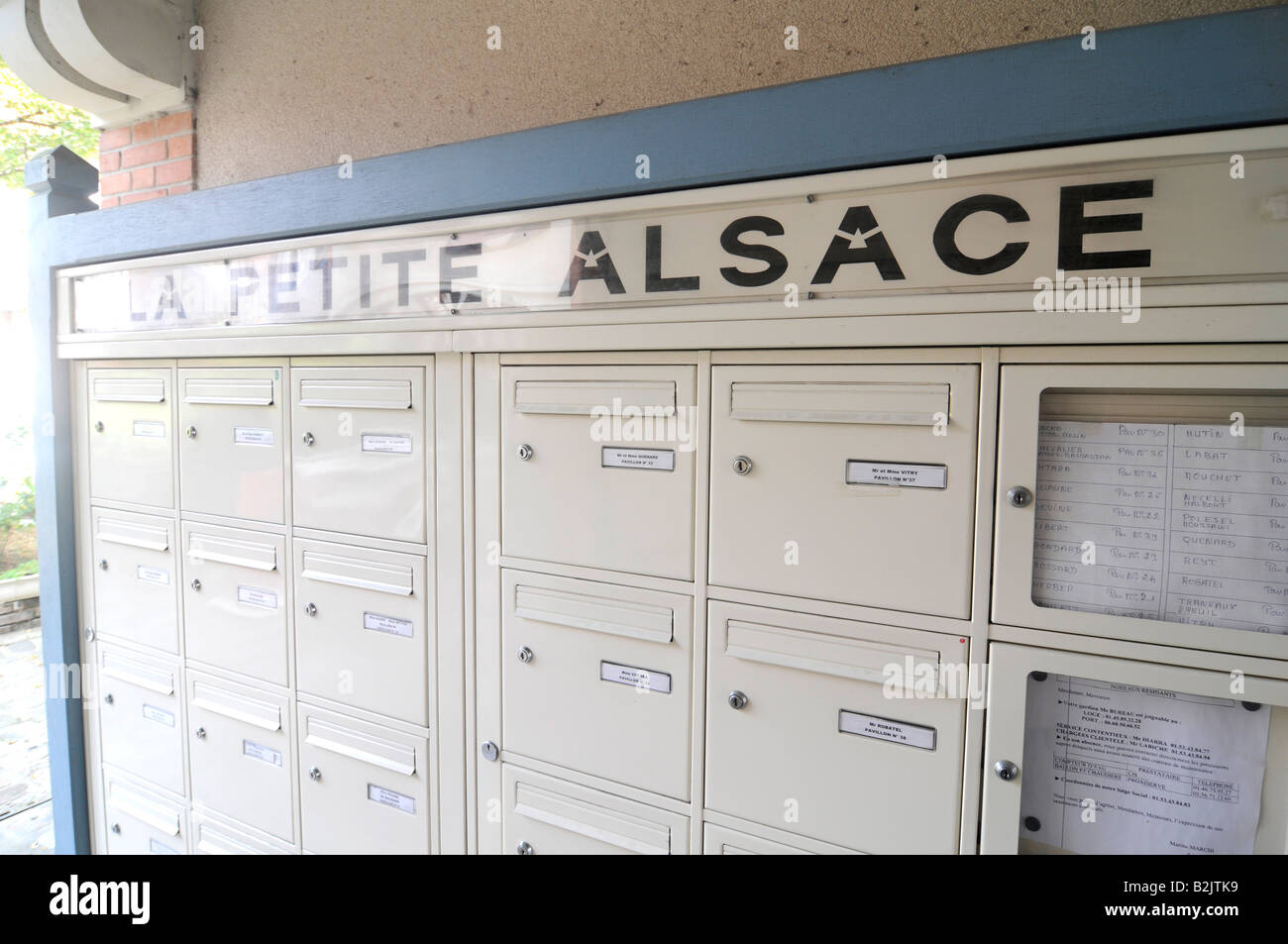 Le caselle di posta in una delle più belle "HLM' (governo pubblico sovvenzionato alloggiamento), denominato 'Petite Alsace' di Parigi, Francia. Foto Stock