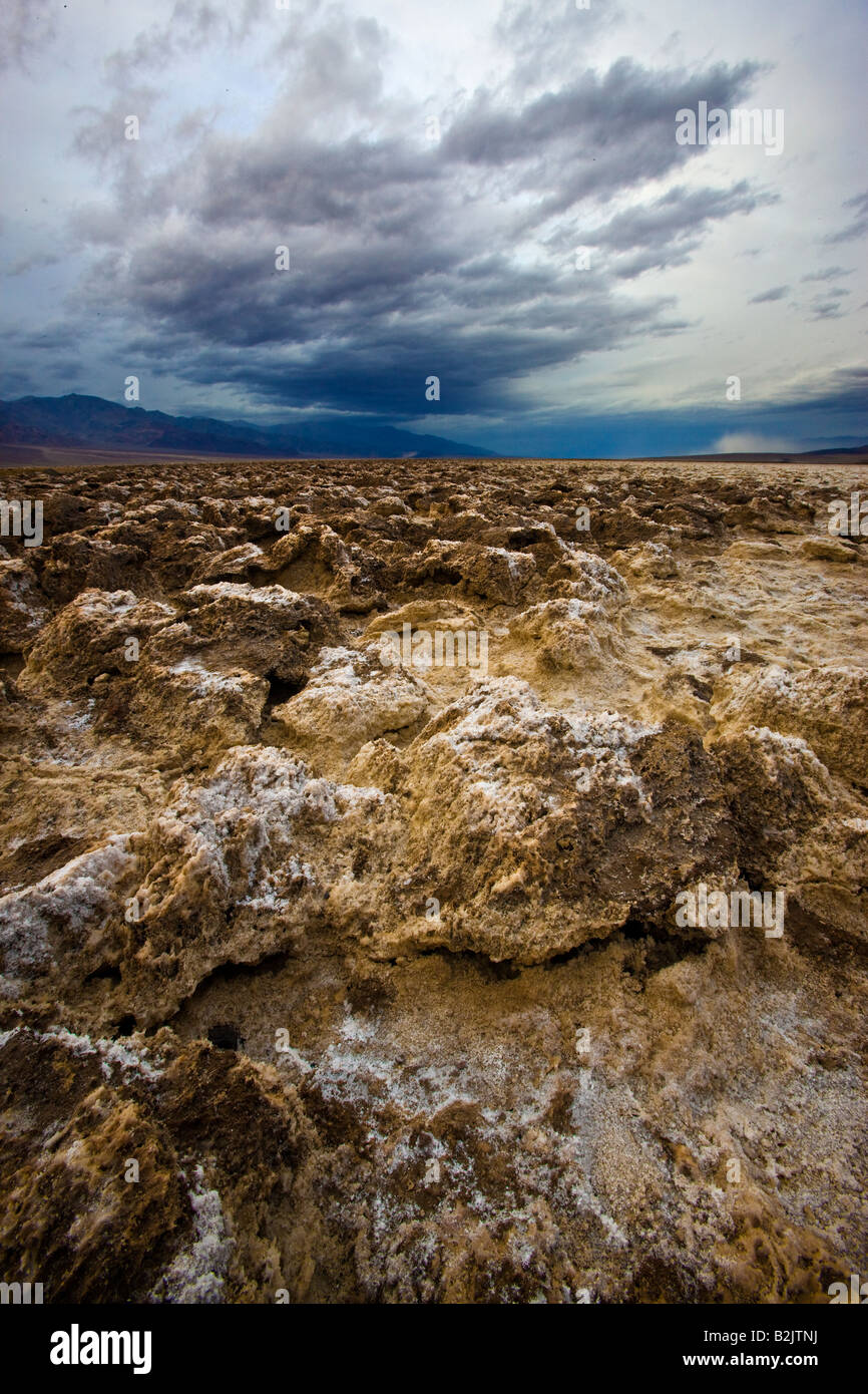 Nuvole temporalesche su Devil's Golf, Death Valley, California Foto Stock