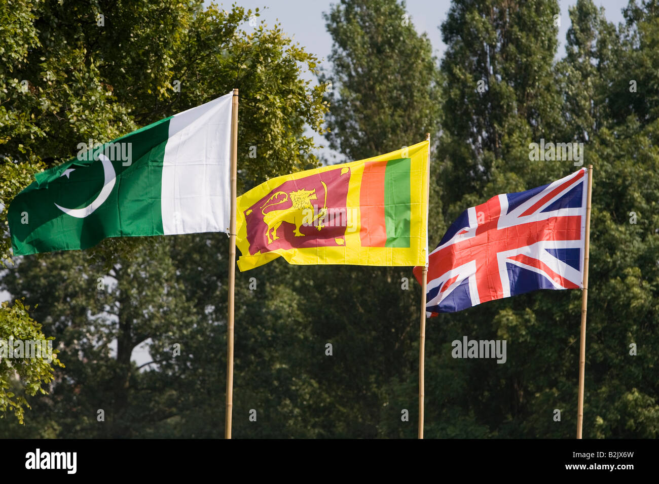 Regno Unito Inghilterra Manchester Platt Fields Mega Mela il Pakistan Sri Lanka e British bandiere insieme Foto Stock