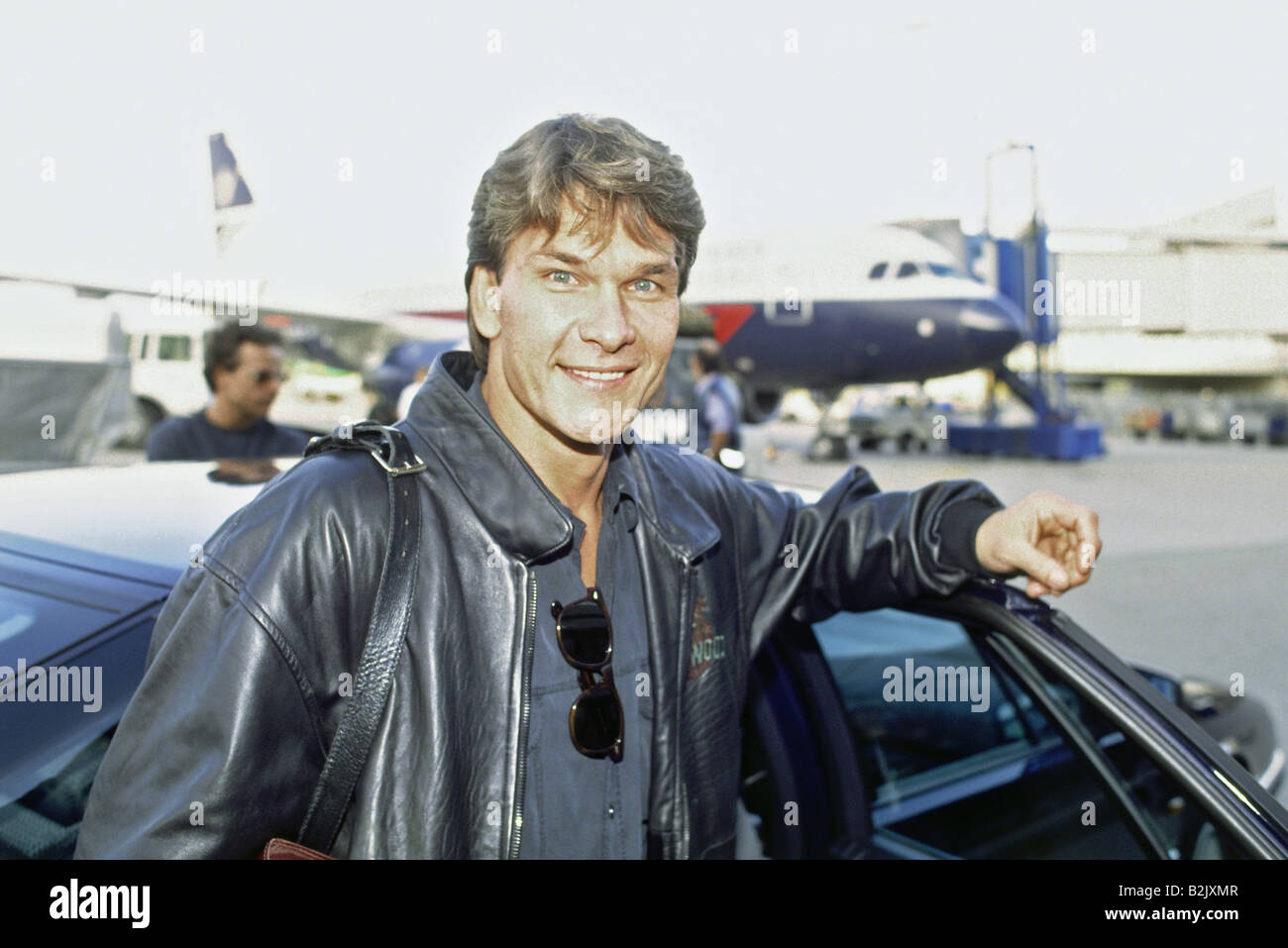 Swayze, Patrick, 18.8.1952 - 14.9.2009, attore statunitense, mezza lunghezza, arrivo all'aeroporto di Colonia Bonn, 25.9.1992, Foto Stock