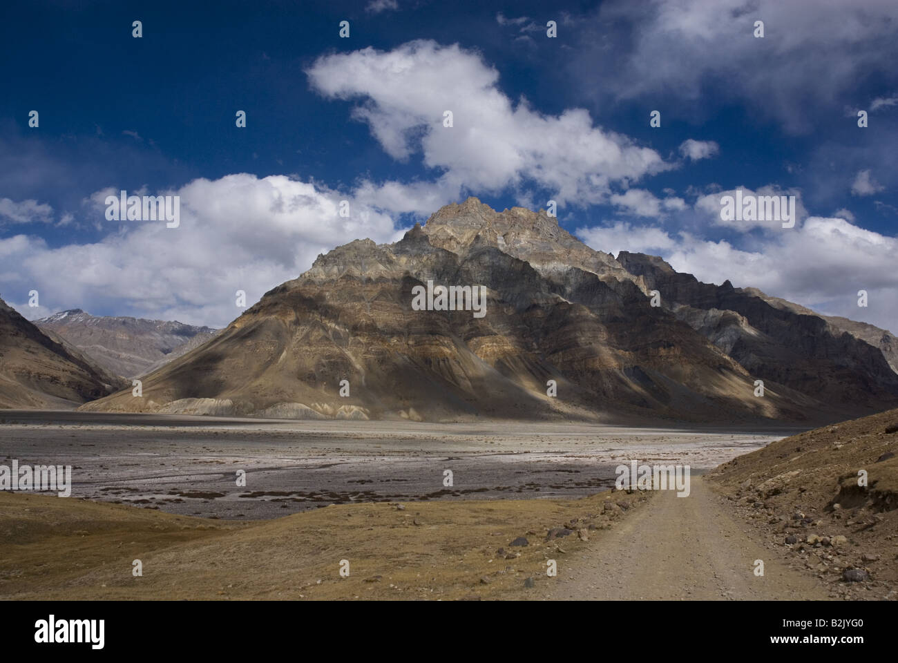 Visualizzazioni dopo la traversata Kunzum La, sul modo di Kaza. Spiti, Himachal Pradesh, India. Foto Stock