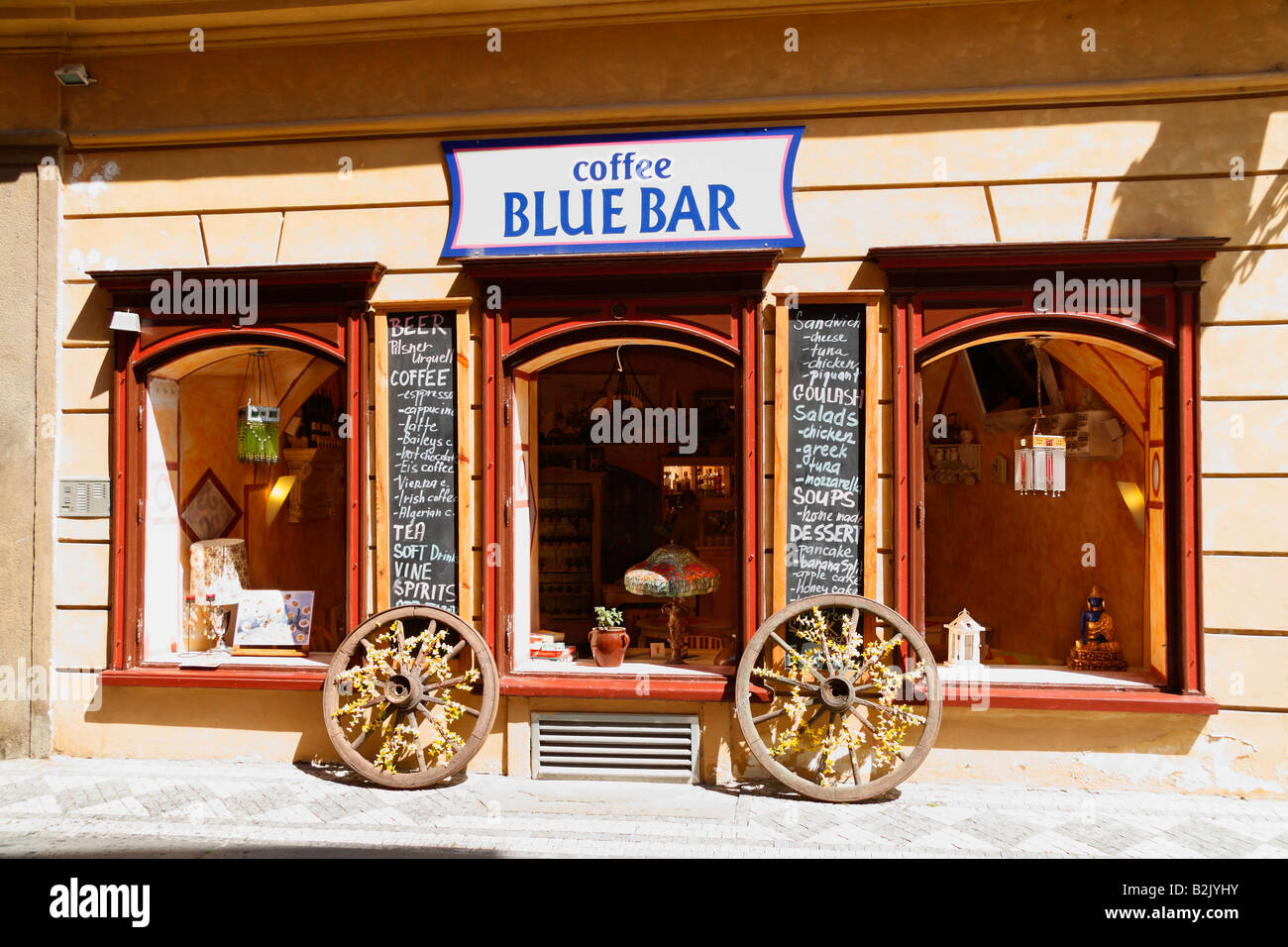Il piccolo autentico Blue Bar caffetteria decorata con il vecchio cavallo di ruote del carrello si trova nel nel quartiere Lesser di Praga Foto Stock