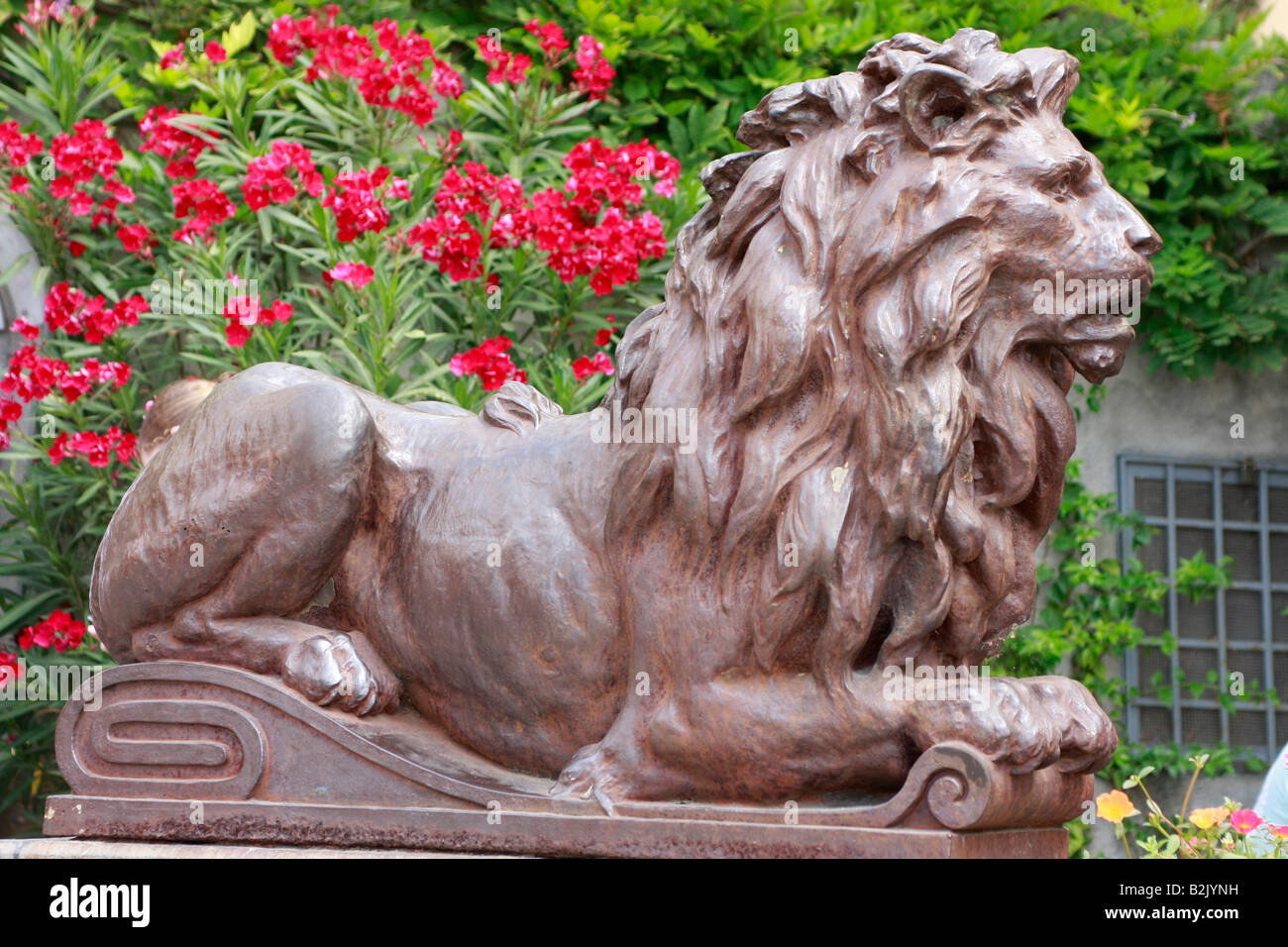 Uno di una coppia di grandi imponenti leoni in bronzo a Positano sulla Costiera Amalfitana in Italia Foto Stock