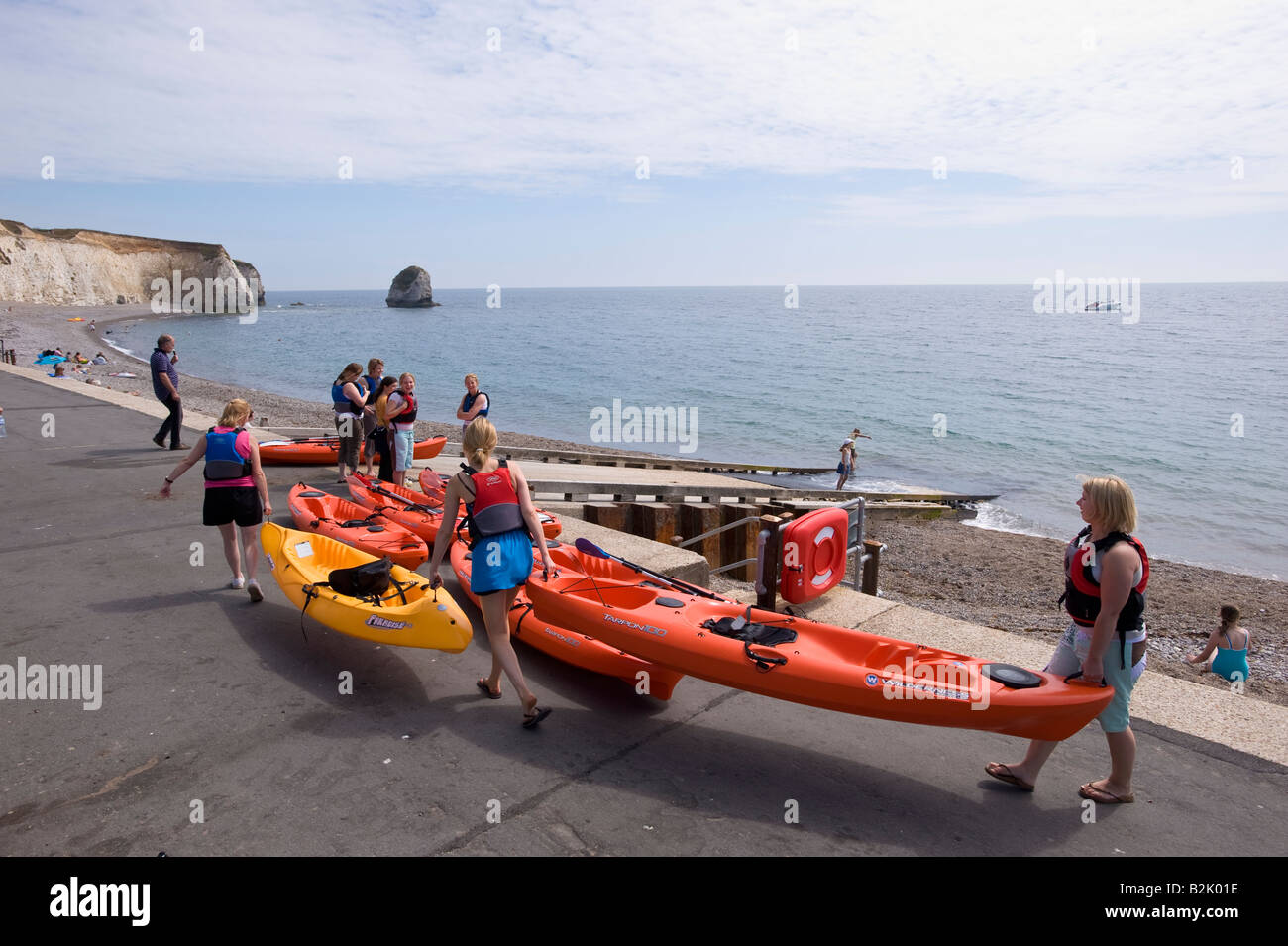 Un gruppo di ragazze adolescenti impostazione su un kayak viaggio intorno alla baia di acqua dolce sul Canale Inglese Isle of Wight Regno Unito Foto Stock