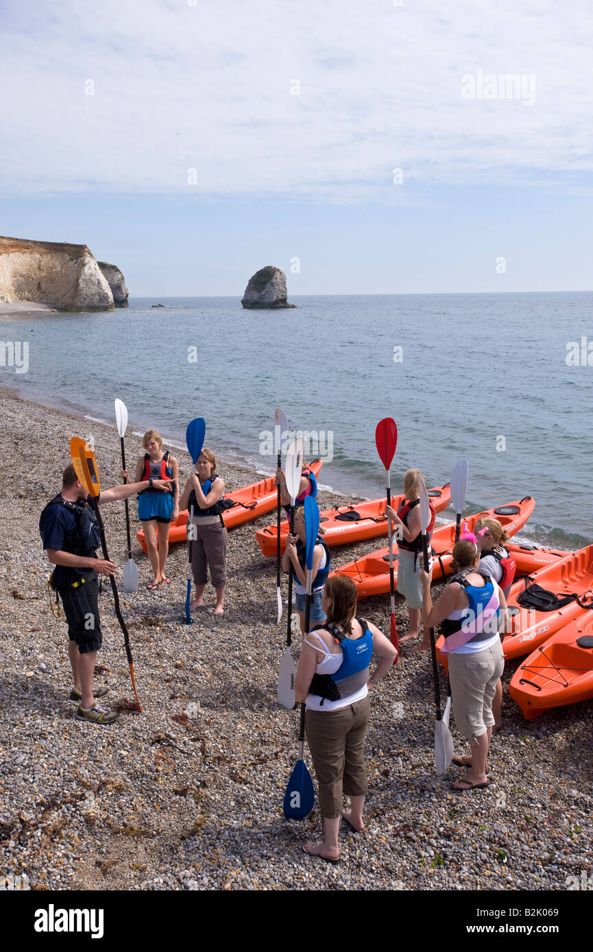 Un gruppo di ragazze adolescenti impostazione su un kayak viaggio intorno alla baia di acqua dolce sul Canale Inglese Isle of Wight Regno Unito Foto Stock