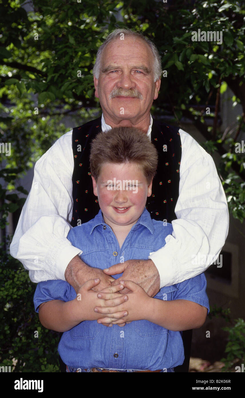 Steiner, Peter, 6.9.1927 - 22.12.2008, attore tedesco, a metà lunghezza, con nipote Michael, Monaco di Baviera, 18.5.1993, Foto Stock