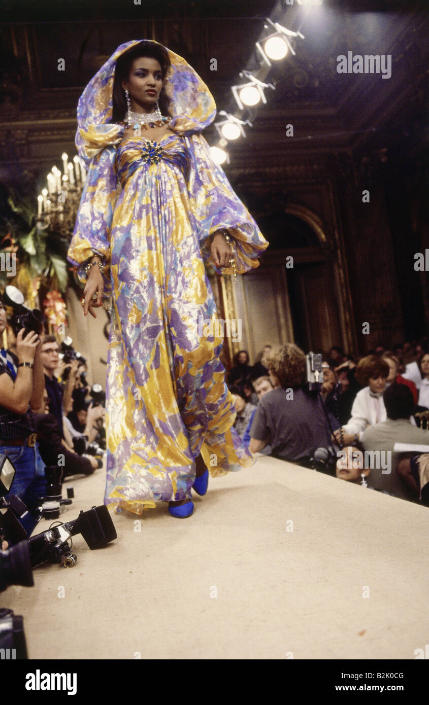 Moda, sfilata di moda, Haute Couture, Paris, Yves Saint Laurent, collezione estiva 1985, Foto Stock