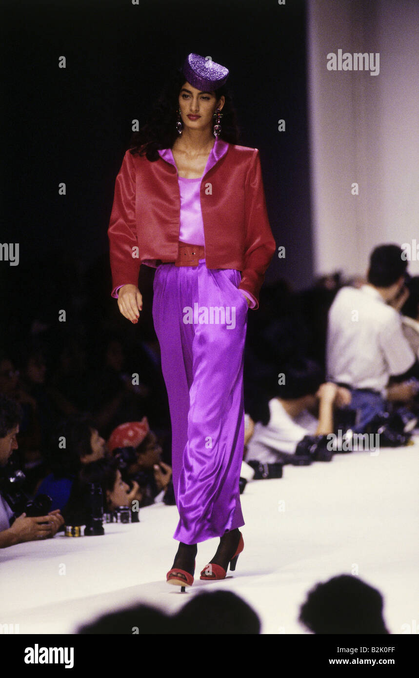 Moda, sfilata di moda, Pret-a-Porter, Parigi, Yves Saint Laurent,  collezione estiva 1990 Foto stock - Alamy