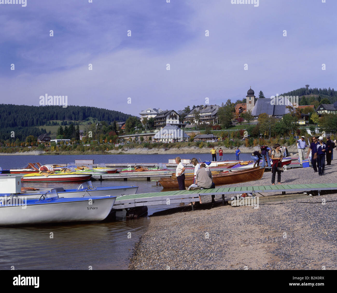 Geografia / viaggi, GERMANIA Baden-Wuerttemberg (sud della Foresta Nera), Schluchsee, vista con spiaggia, Additional-Rights-Clearance-Info-Not-Available Foto Stock