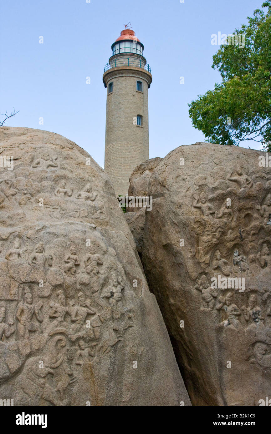 1901 Nuovo faro e Hindu incisioni rupestri in Mamallapuram India del Sud Foto Stock