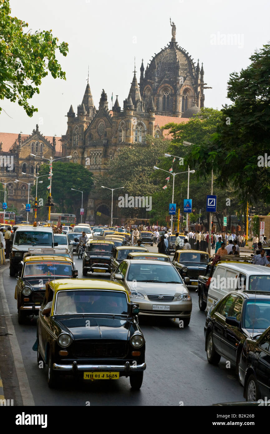 Scena di strada di fronte Chhatrapati Shivaji stazione ferroviaria in Mumbai India Foto Stock