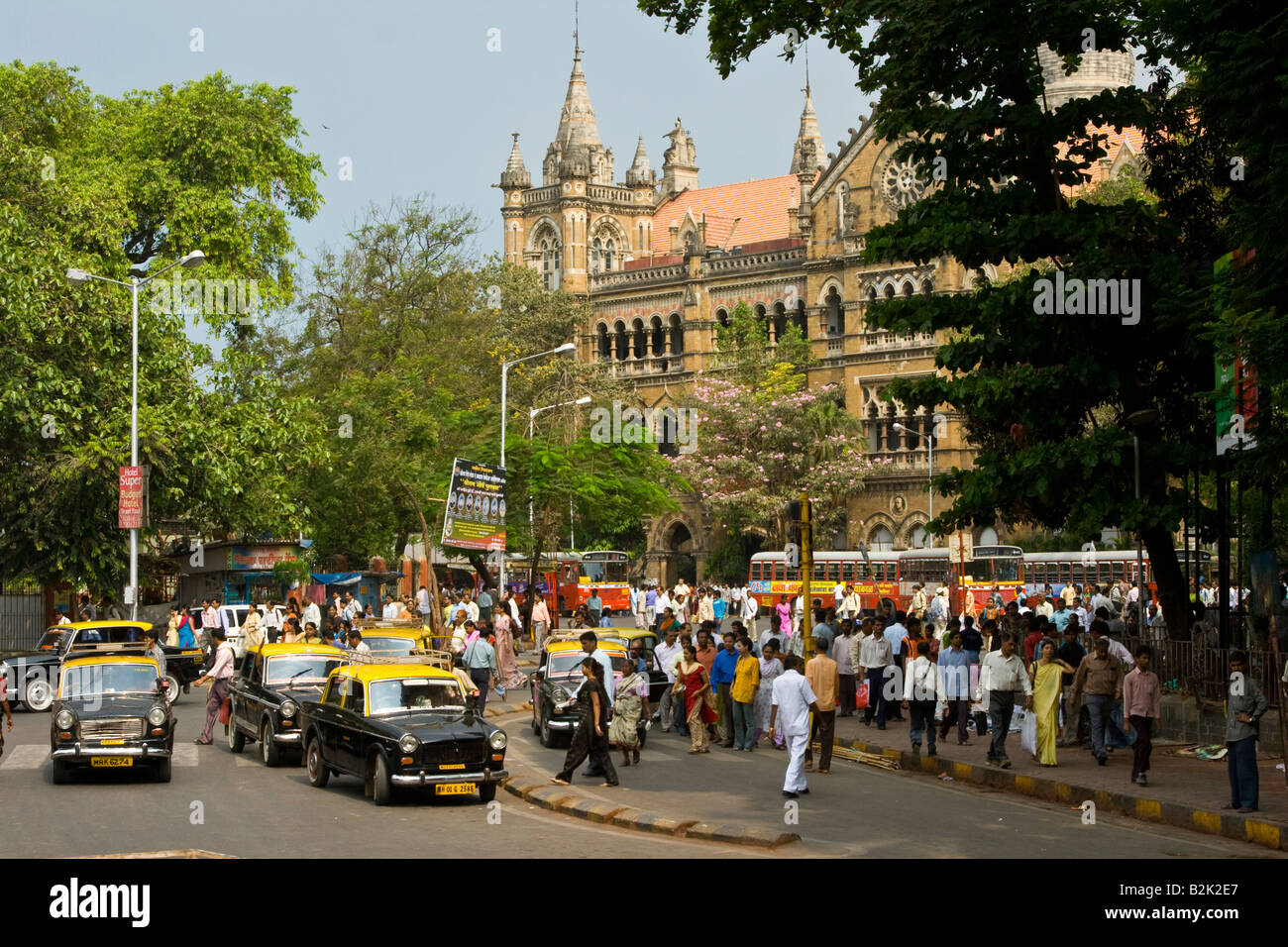 Scena di strada di fronte Chhatrapati Shivaji stazione ferroviaria in Mumbai India Foto Stock