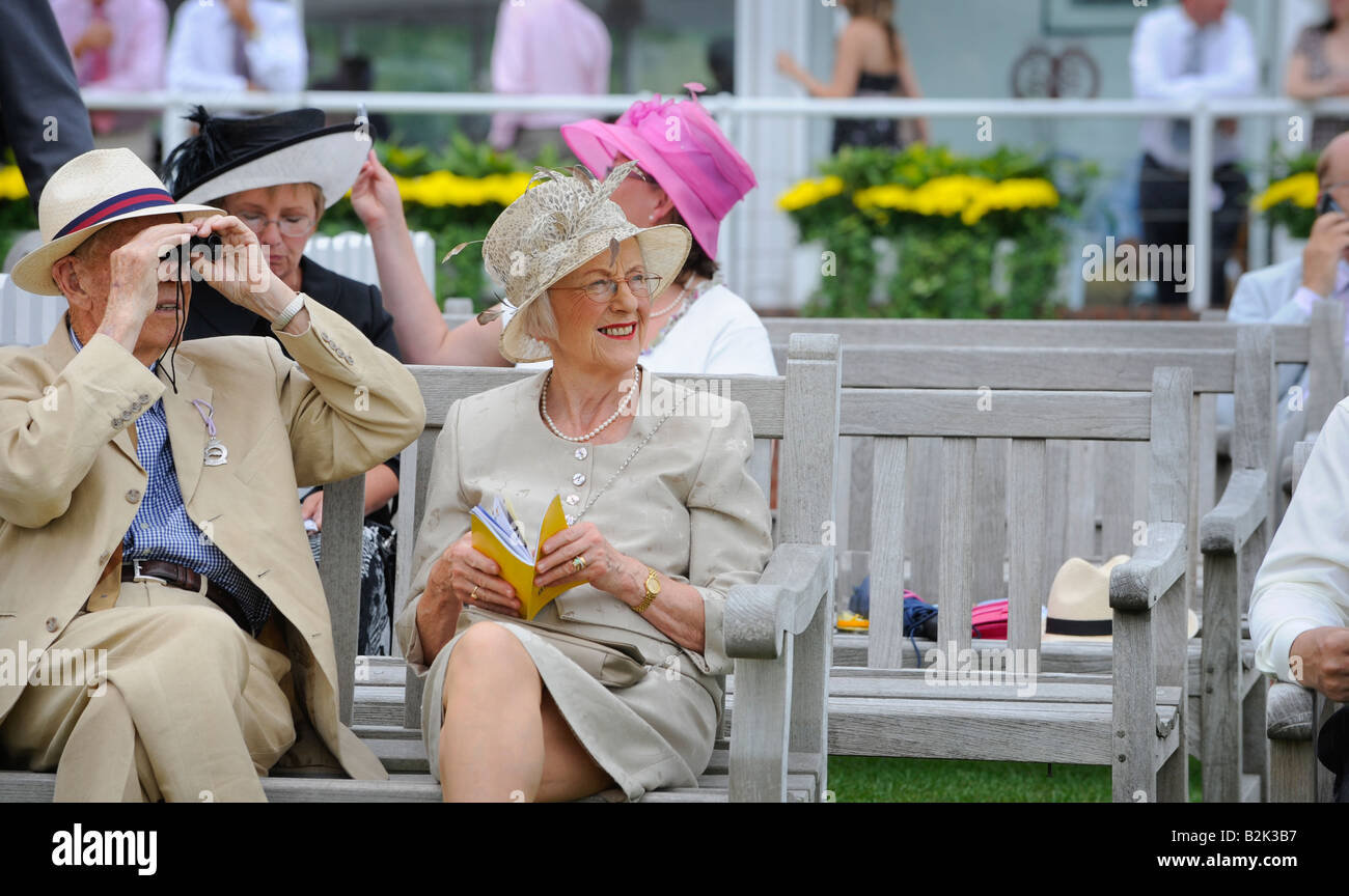 Goodwood glorioso: una coppia di anziani godono di gare sul popolare Ladies' giorno. Foto Stock