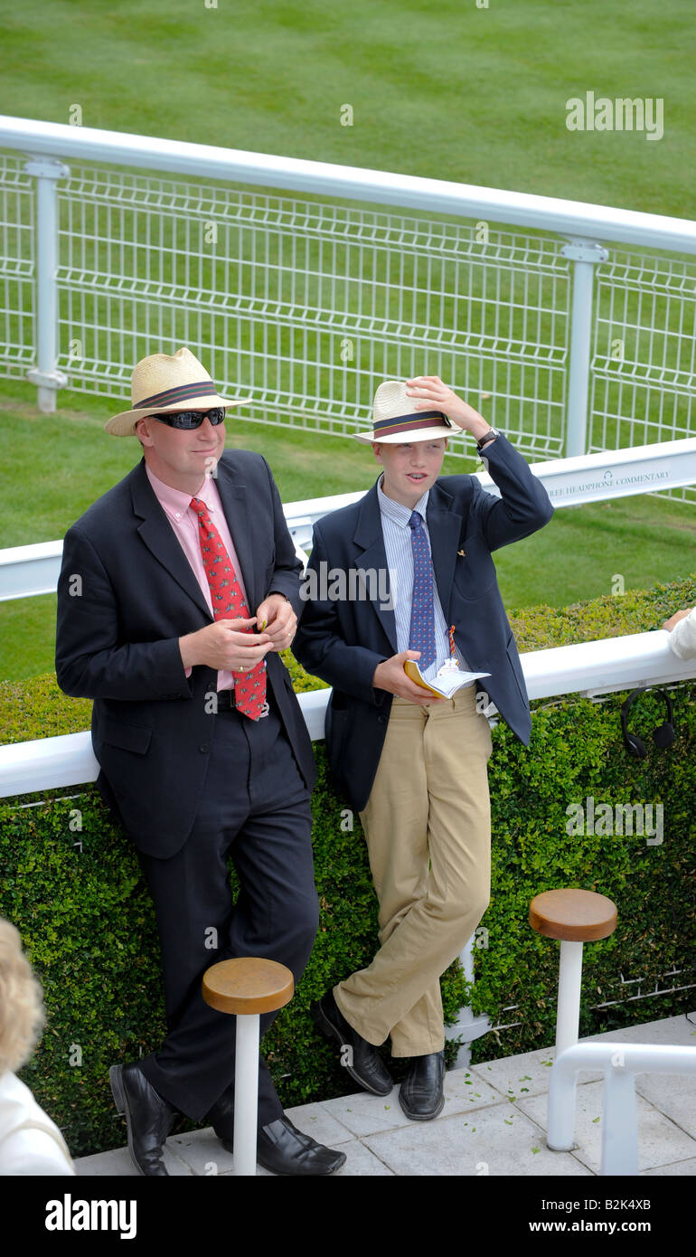 Goodwood glorioso: un padre e figlio indossando cappelli di panama il giorno delle donne nel contenitore dei vincitori. Foto Stock