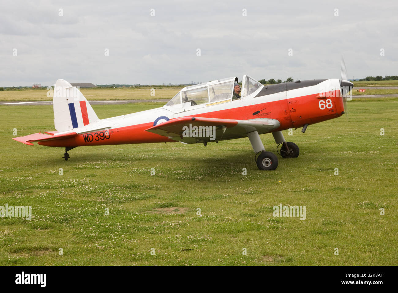 De Havilland (Canada) DHC-1 Scoiattolo striado 22 T10 WD390 68 G-BW*** in rullaggio a Wickenby Airfield Foto Stock