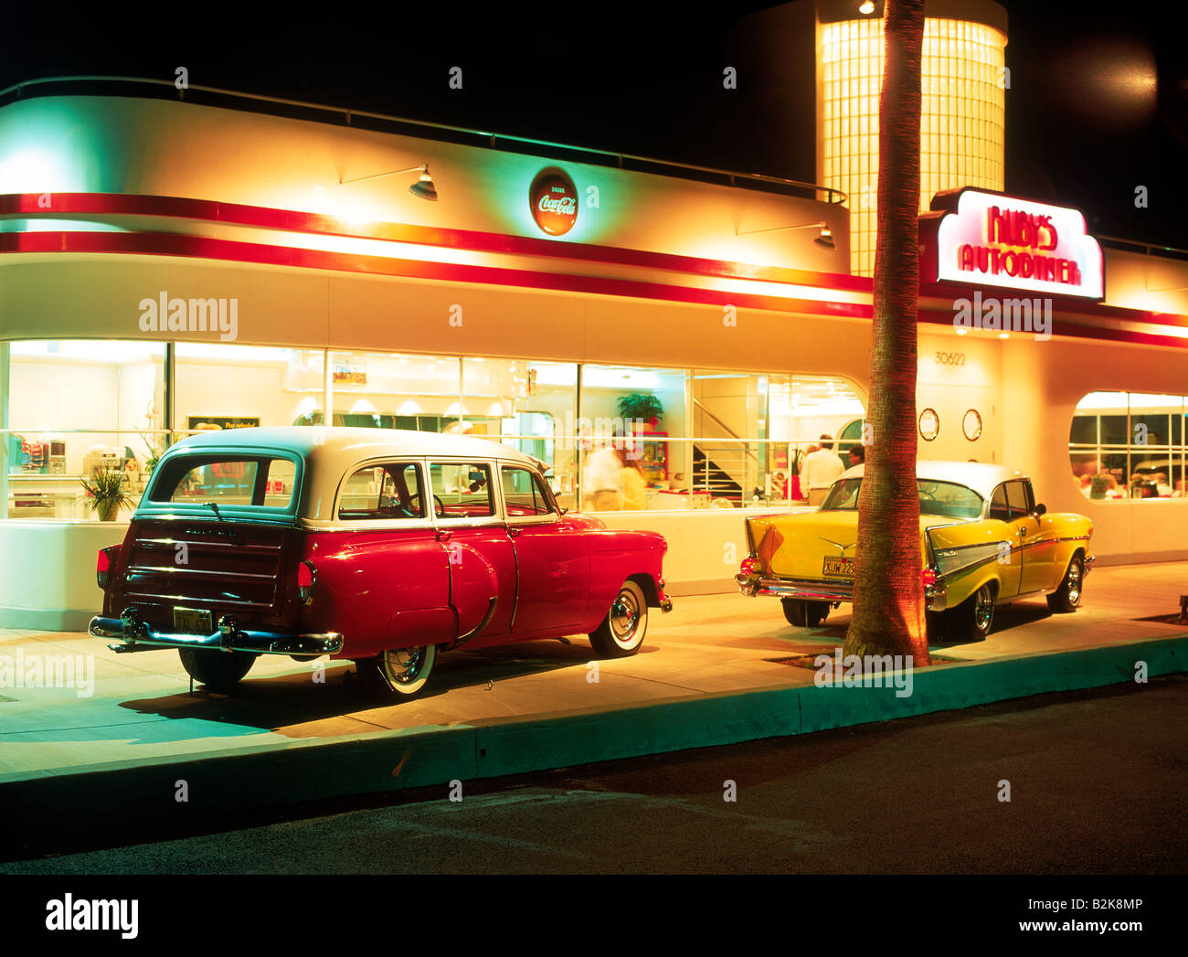 Auto diner di notte con il vecchio classico auto americane in Laguna Beach in California Foto Stock