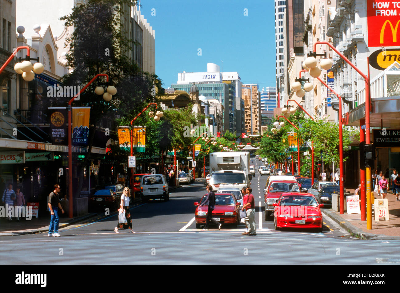 Persone e automobili su Queen Street, nel centro cittadino di Auckland Foto Stock