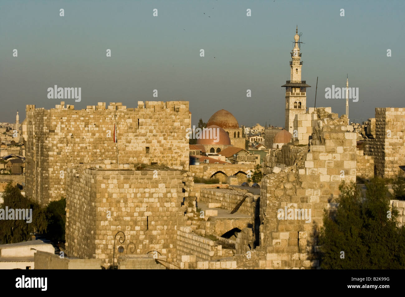 Vecchie mura della città e il minareto a Damasco in Siria Foto Stock