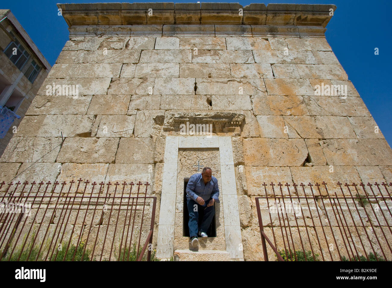 Dei profughi iracheni archetti custode per uscire Greca cattolica Saint Peters Chiesa Sednaya in Siria Foto Stock