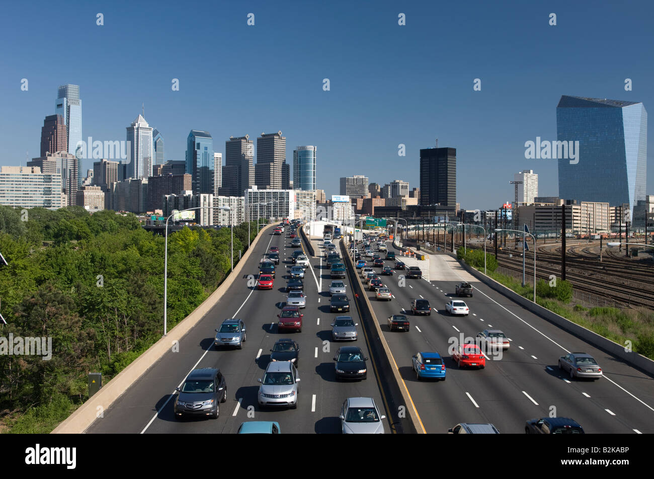 2010 STORICA INTERSTATE 76 SCHUYLKILL EXPRESSWAY SKYLINE DEL CENTRO DI FILADELFIA PENNSYLVANIA USA Foto Stock