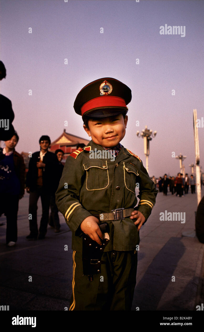 Bambini cinesi in uniforme militare Foto Stock