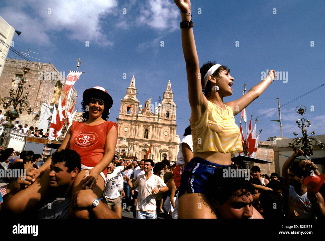 Uomo che porta il tifo donna sulle sue spalle durante un festival, malta Foto Stock