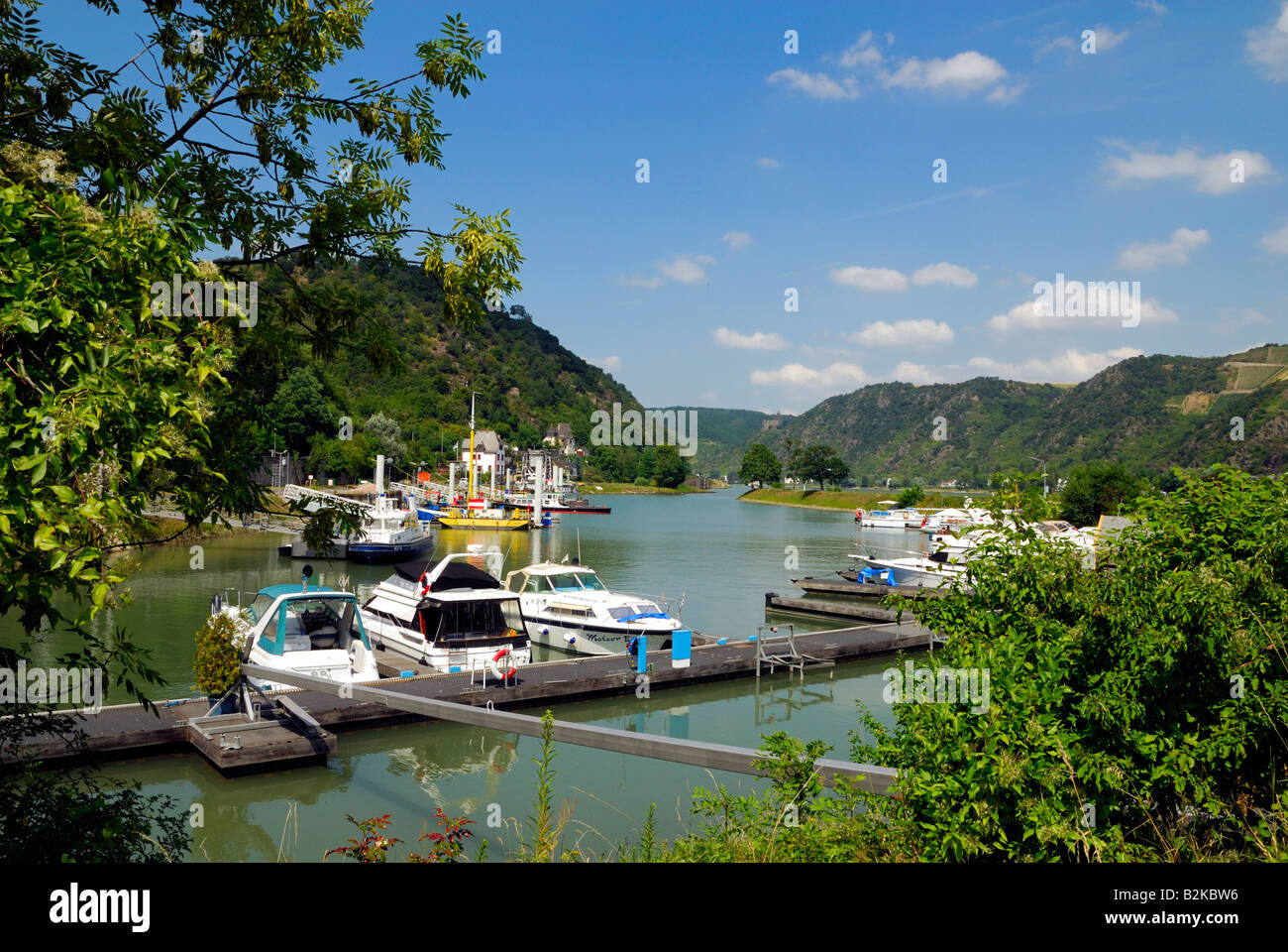 St Goar è situato sul Reno nella sezione conosciuta come la Gola del Reno Foto Stock