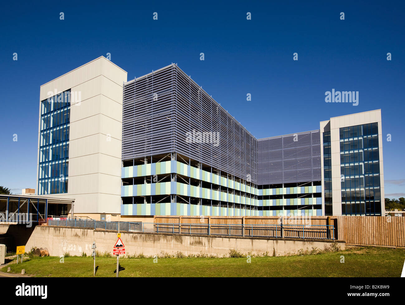 Regno Unito Inghilterra Cambridgeshire Cambridge ospedale Addenbrookes di nuova costruzione principale parcheggio auto edificio Foto Stock