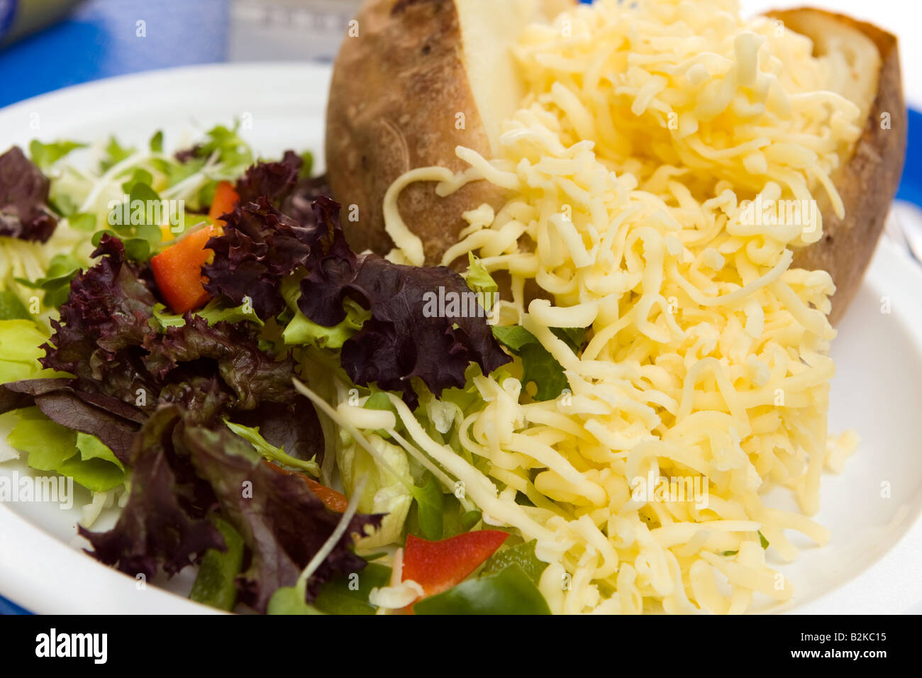 I pasti scolastici di patate al forno con insalata e formaggio Foto Stock