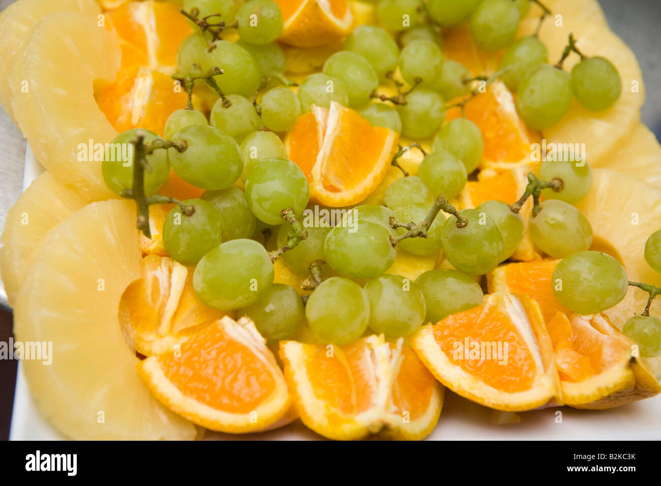 I pasti scolastici piastra di fresco mescolato insalata di frutta Foto Stock