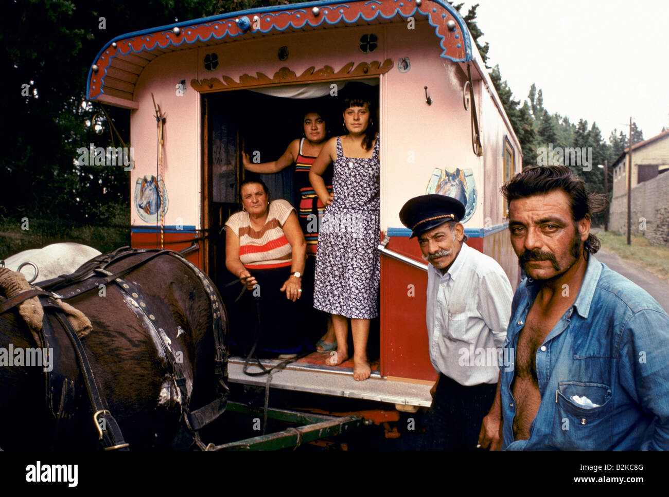I VIAGGIATORI CON CAVALLO E CARAVAN SULLA STRADA TRA ARLES LES SAINT MARIES DE MER 1989 Foto Stock