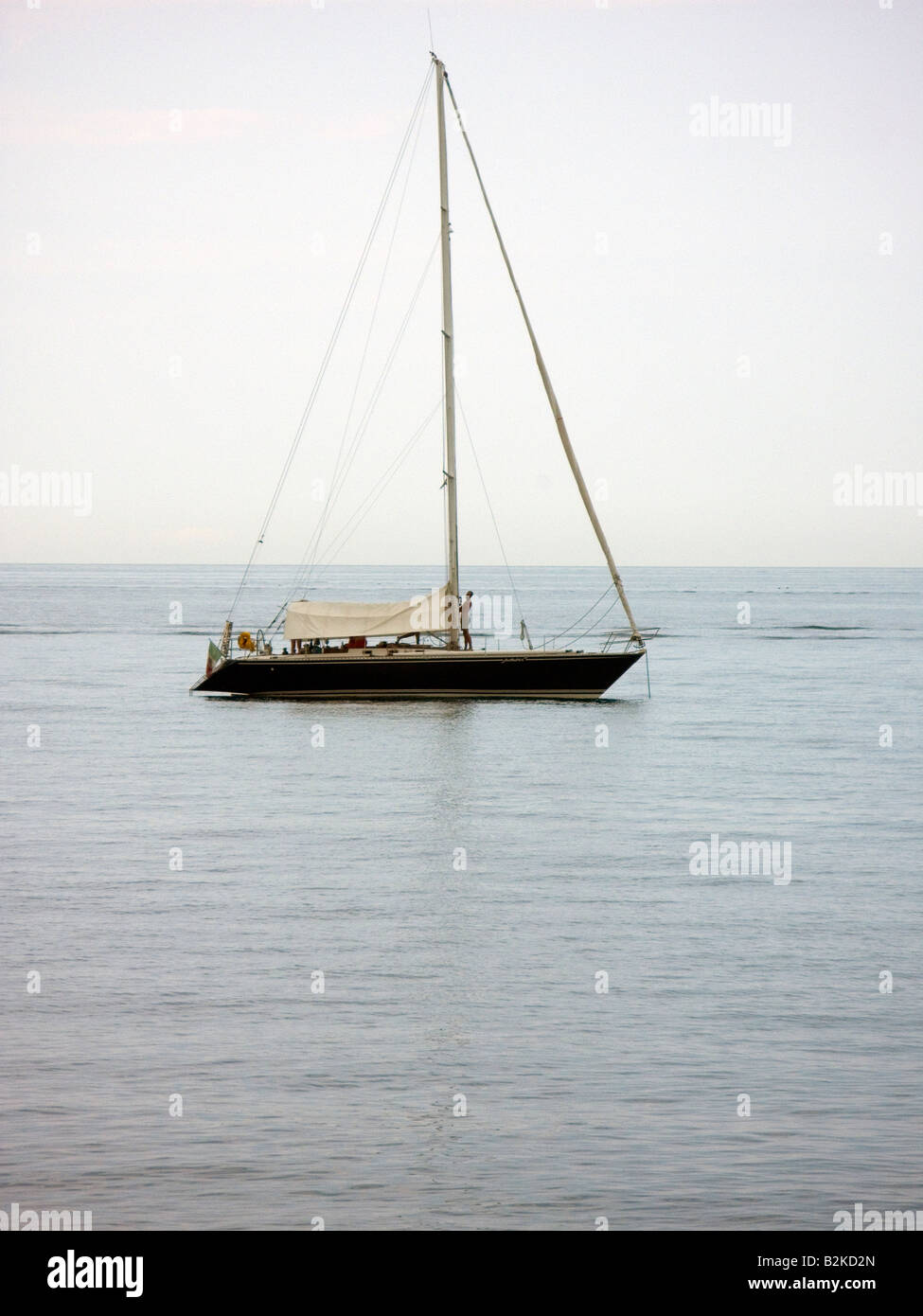 Piccola barca a vela sul mare Foto Stock