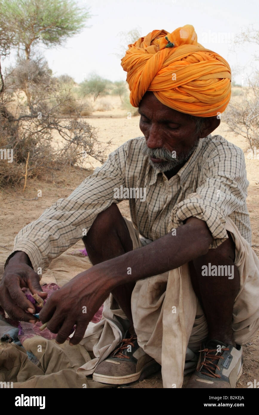 Driver del cammello avente una pausa di safari in Rajasthan, India Foto Stock