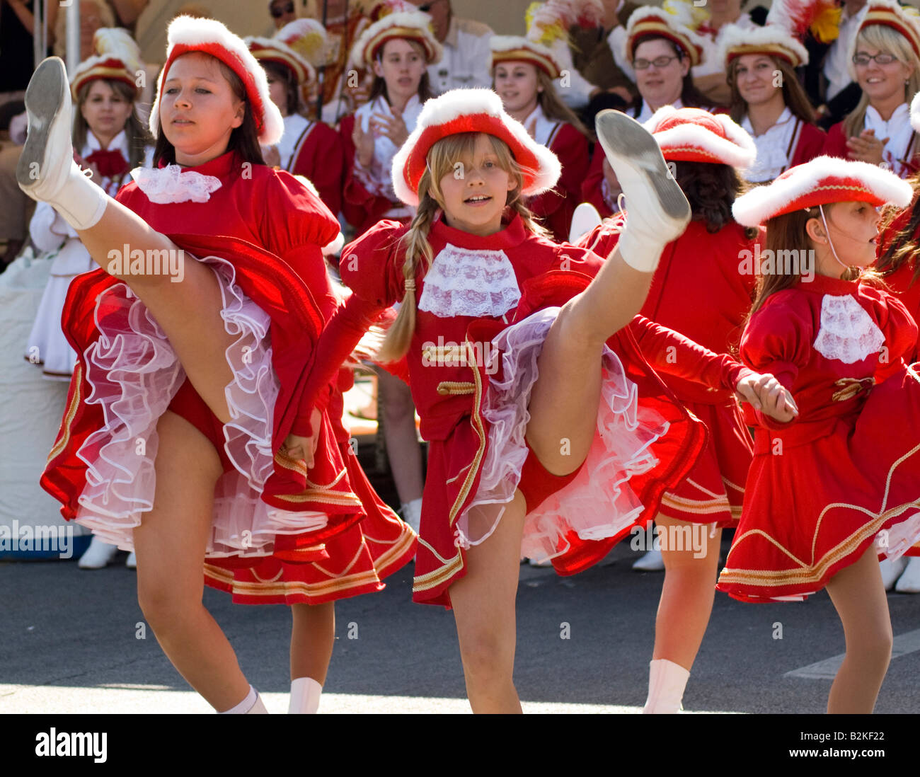 Ballerini da Mardi Gras Society of Chicago effettuando in corrispondenza di un tedesco può Day festival Foto Stock