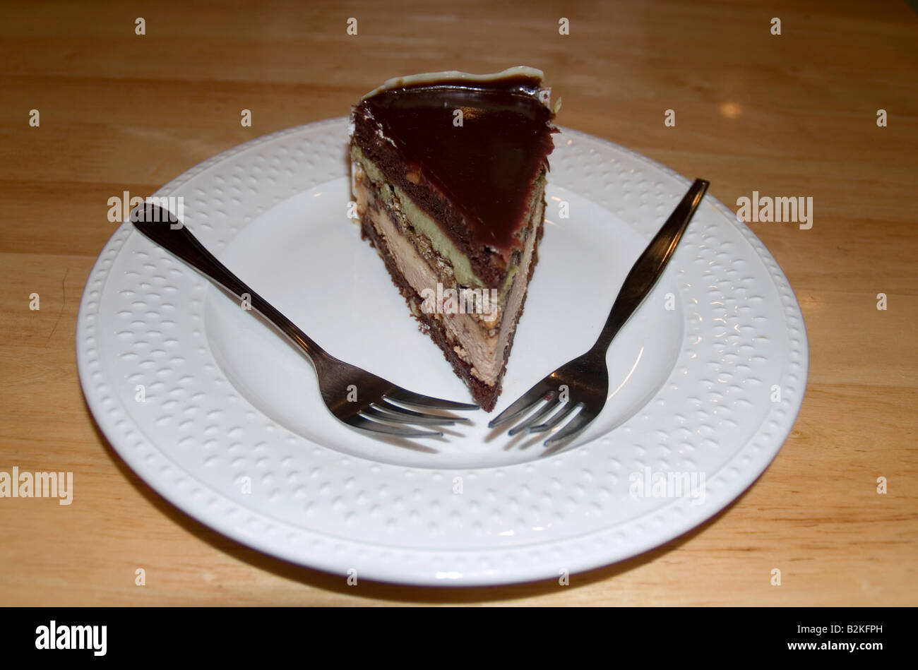 Deliziosa fudge brownie torta in una pasticceria a Bangkok in Tailandia Foto Stock