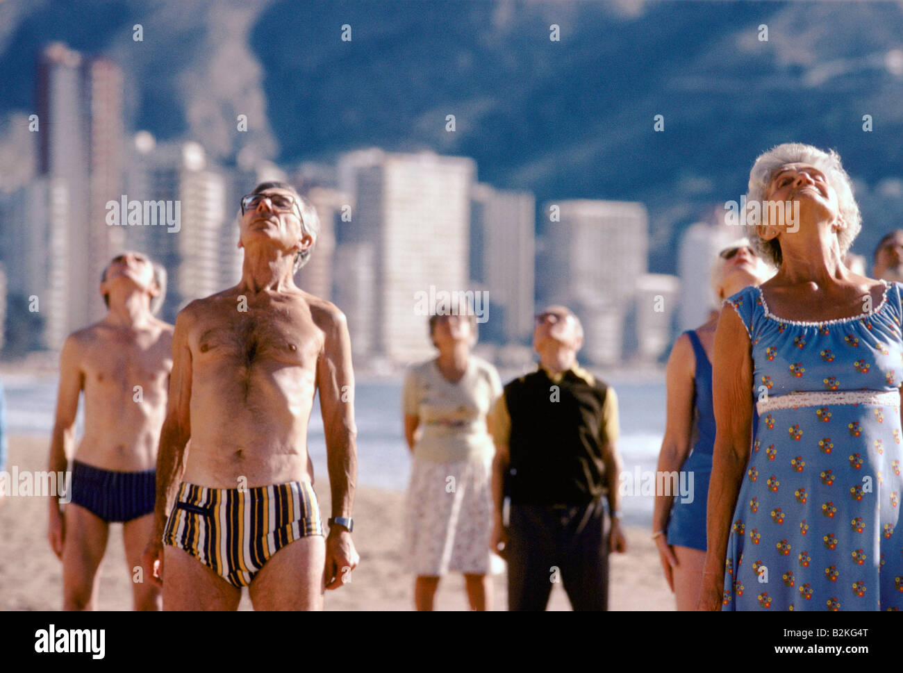 Vacanze in Spagna le persone EXCERCISING sulla Spiaggia di Benidorm Foto Stock