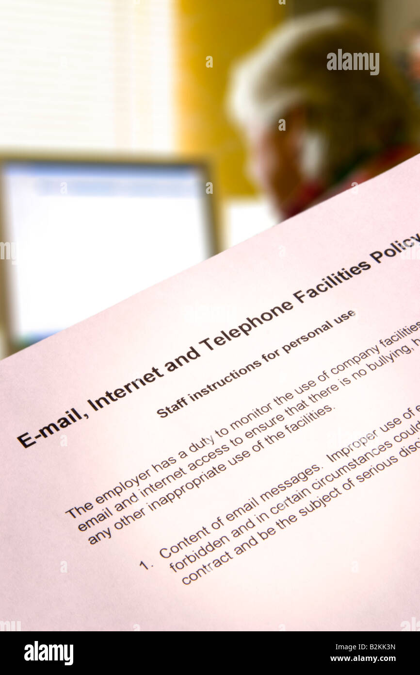 Un foglio di carta che mostra una politica aziendale documento con riguardo al personale di utilizzare i servizi di comunicazione Foto Stock