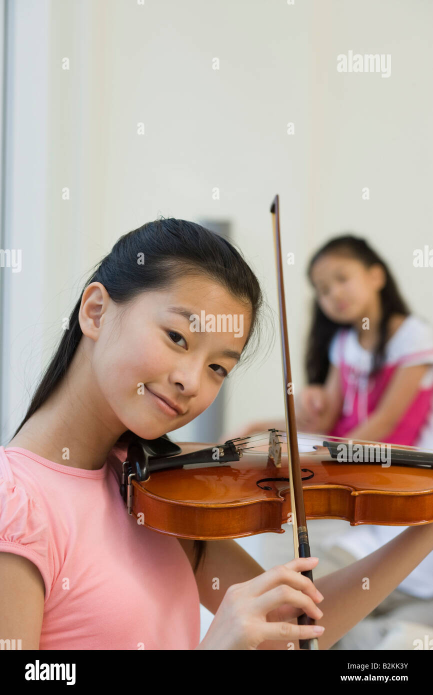 Ritratto di una ragazza che gioca un violino Foto Stock