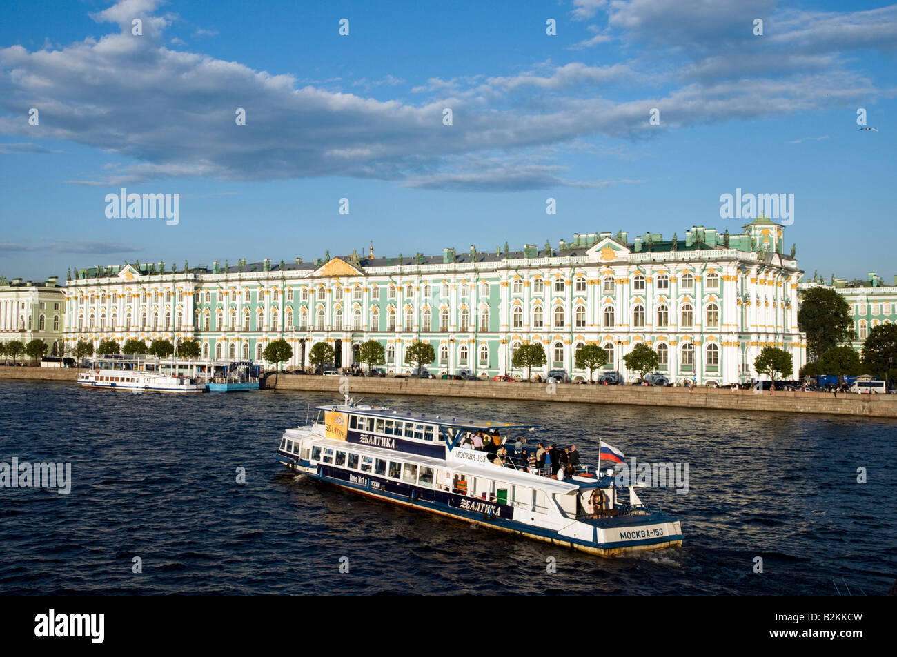 Tour in barca passando il Palazzo d'inverno dello Stato Museo Hermitage sul fiume Neva, San Pietroburgo, Russia Foto Stock