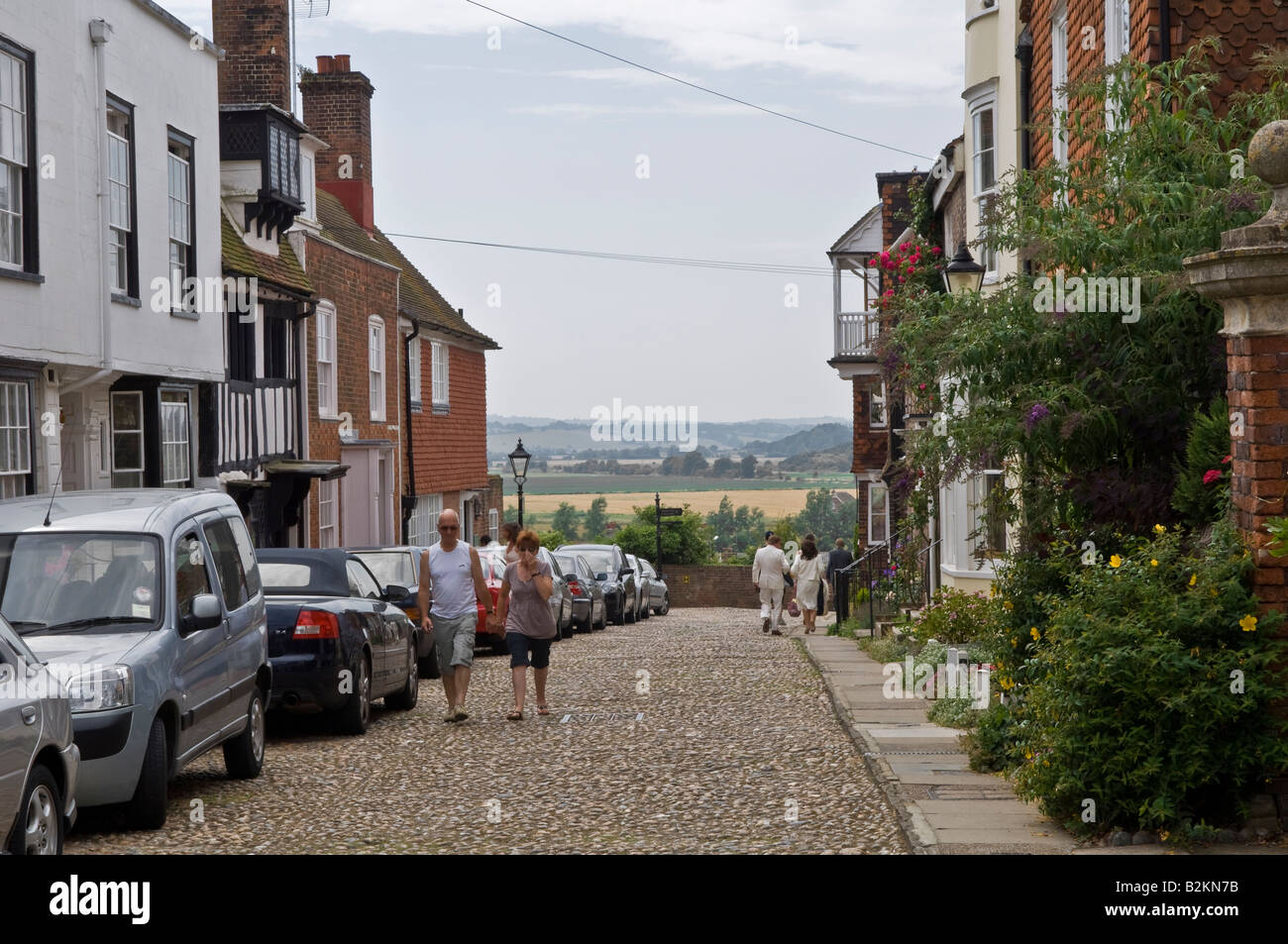 In ciottoli Watchbell Street nel quartiere storico di segale in East Sussex dà modo di campagna a distanza Foto Stock