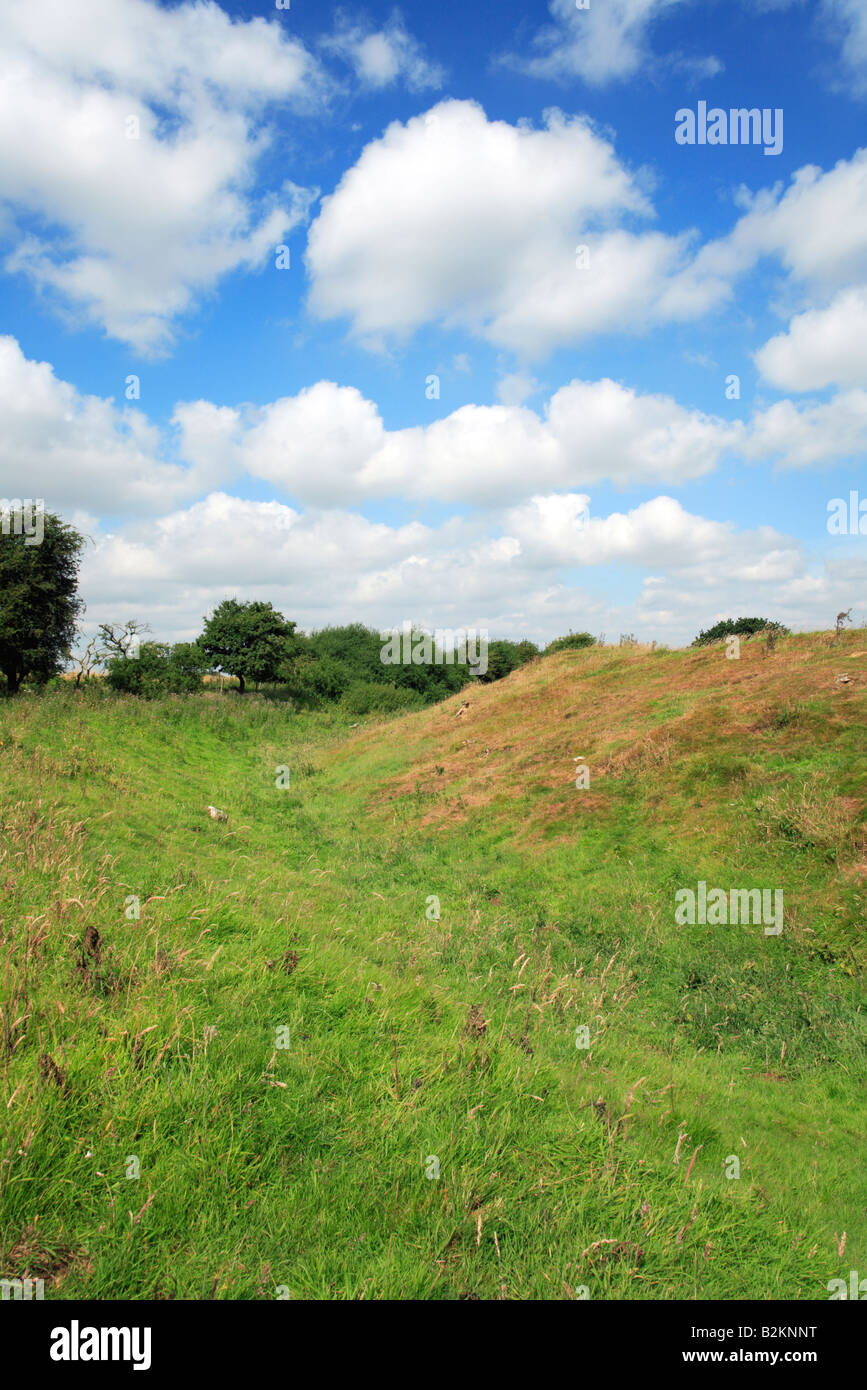 Sito di Norman Motte e Bailey Castle a Castle Hill, Horsford, Norfolk, Regno Unito, che mostra i resti del fossato esterno. Foto Stock